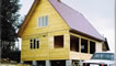 деревянный дом с верандой, крыша двускатная, кровля металлочерепица