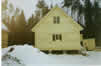на фото: дом из бруса, окна у дома с деревянными ставнями, а также строительная бытовка